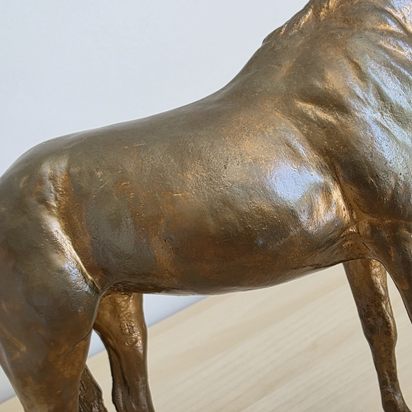 Breyer Traditional Model Horse GLOSSY GOLD CHARM SECRETARIAT #410435 BreyerFest - Picture 9 of 13